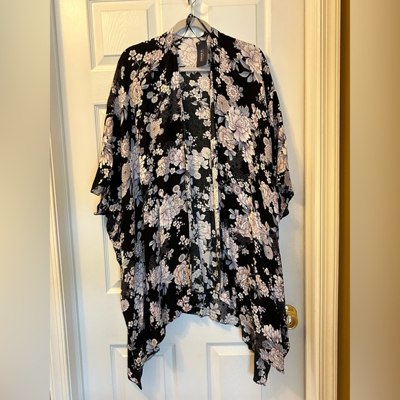 Forever 21 Kimono Wrap in Black and Lavender & Blue Floral - Picture 6 of 8